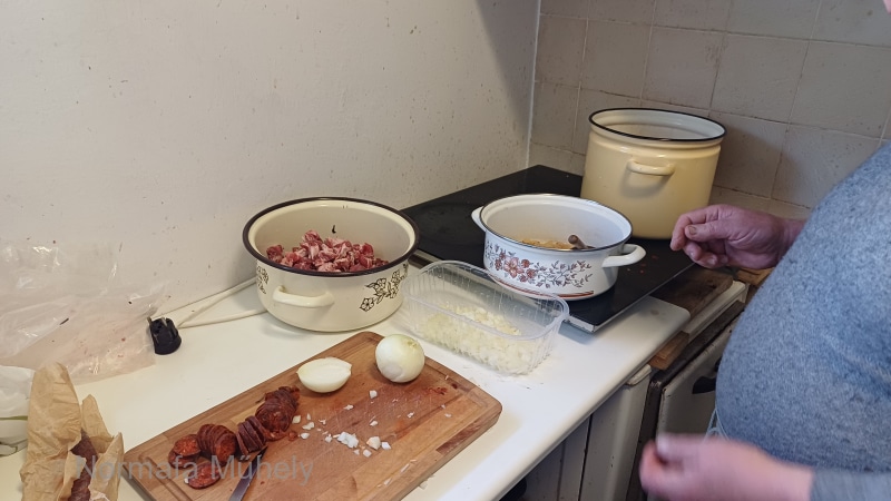 Malacporkölt előkészületi munkák. Megin Lajos keze volt benne.
